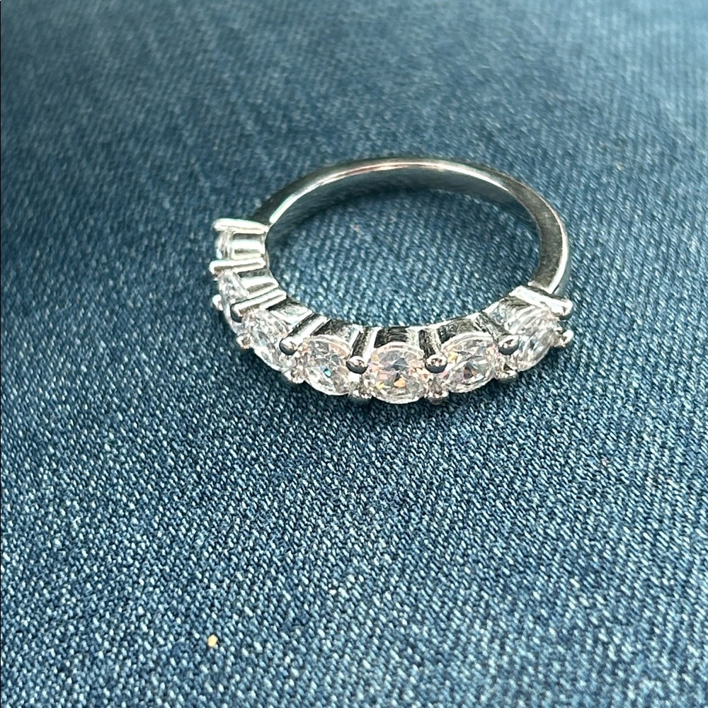 Elegant Band with brilliant Stones